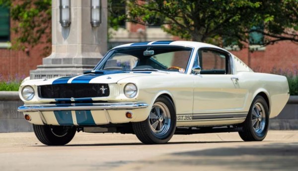 Колата е оборудвана с двигател с 306 к.с., с четиристепенна скоростна кутия, като в добро състояние този модел може да се намери на пазара за около 406 000 долара. 
GT350 от 1965 г. не е създаден за комфорт или лекота на шофиране. Има Произведени са точно 34 автомобила със състезателни спецификации GT350R, създадени специално за писта, като този модел е шампион в сегмента B-Production в три поредни години. 
